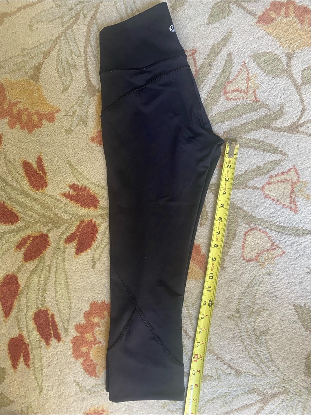 Size 6  lululemon black cropped High-Waist Leggings